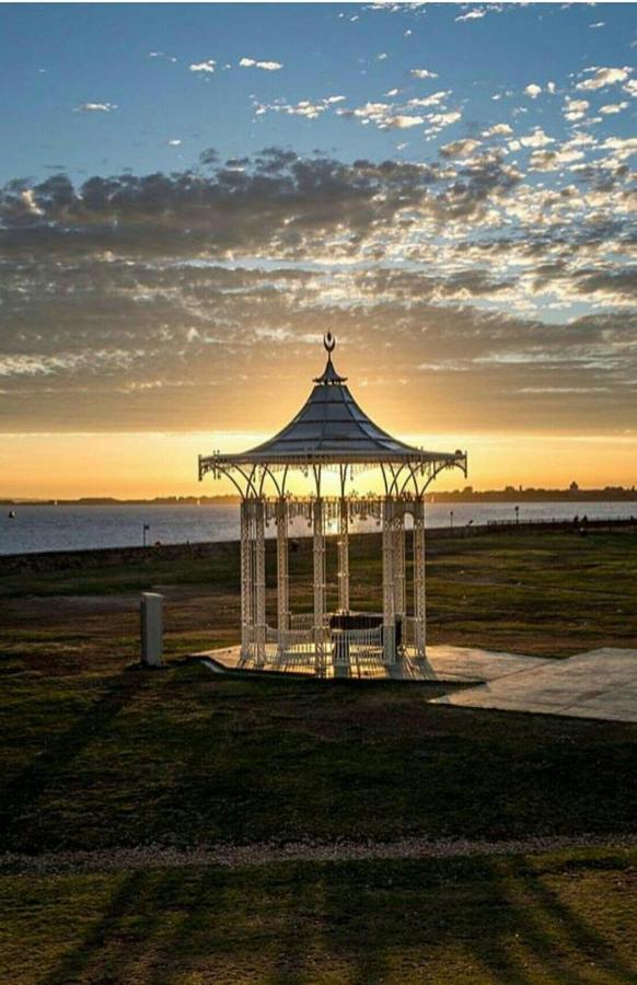 Southsea Escape - Coastal Holiday Apartment - 2 Double Bedrooms Portsmouth Bagian luar foto