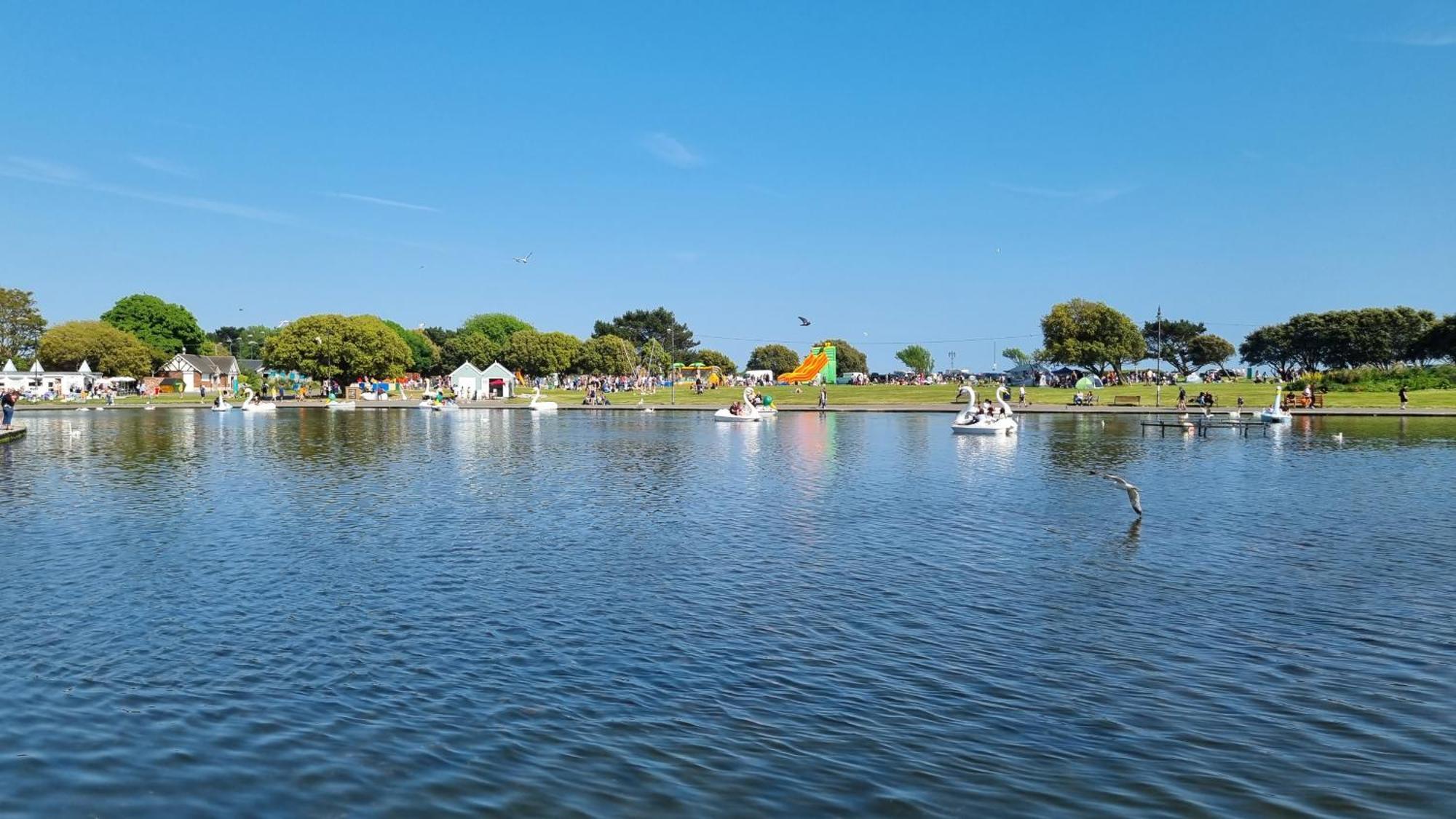 Southsea Escape - Coastal Holiday Apartment - 2 Double Bedrooms Portsmouth Bagian luar foto